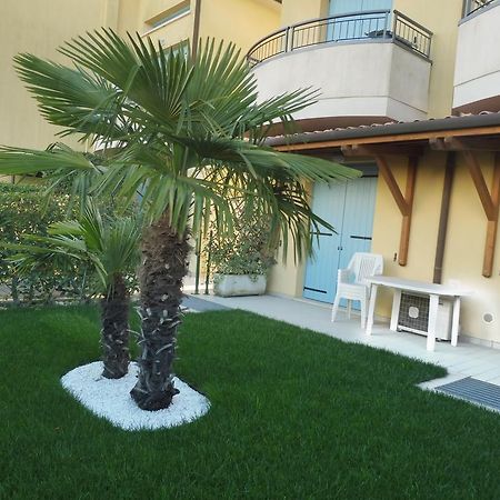 Residence Elisa Piano Terra Con Giardino E Posto Spiaggia Incluso Caorle Cameră foto