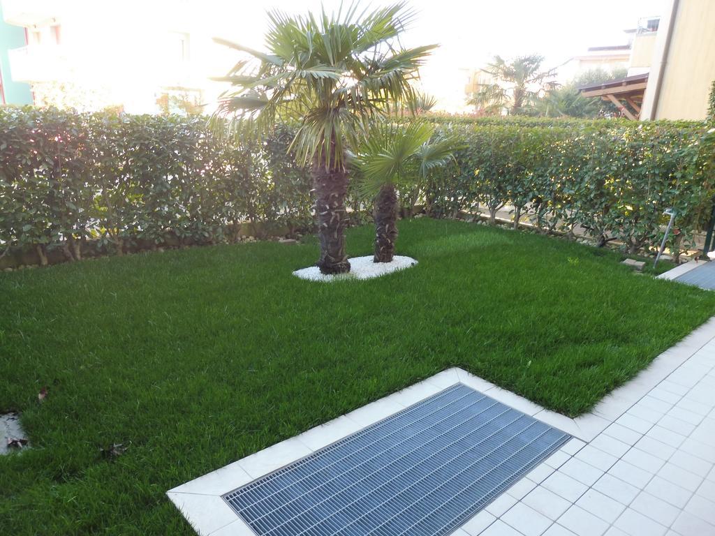 Residence Elisa Piano Terra Con Giardino E Posto Spiaggia Incluso Caorle Cameră foto