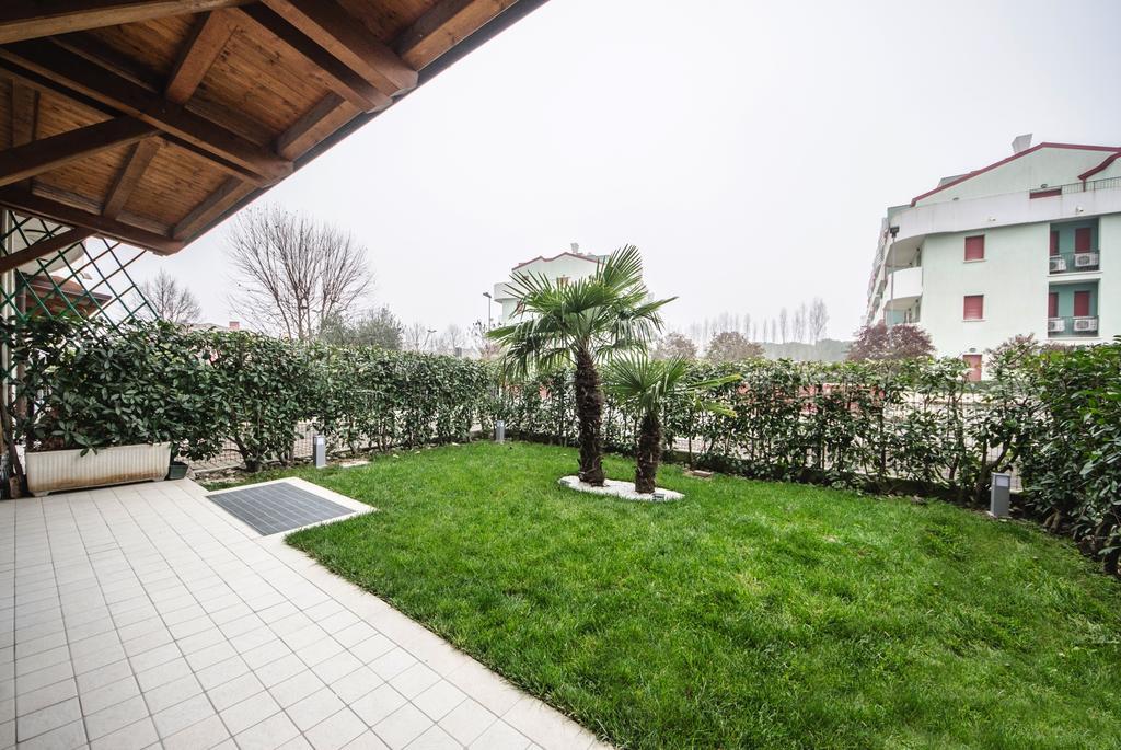 Residence Elisa Piano Terra Con Giardino E Posto Spiaggia Incluso Caorle Cameră foto
